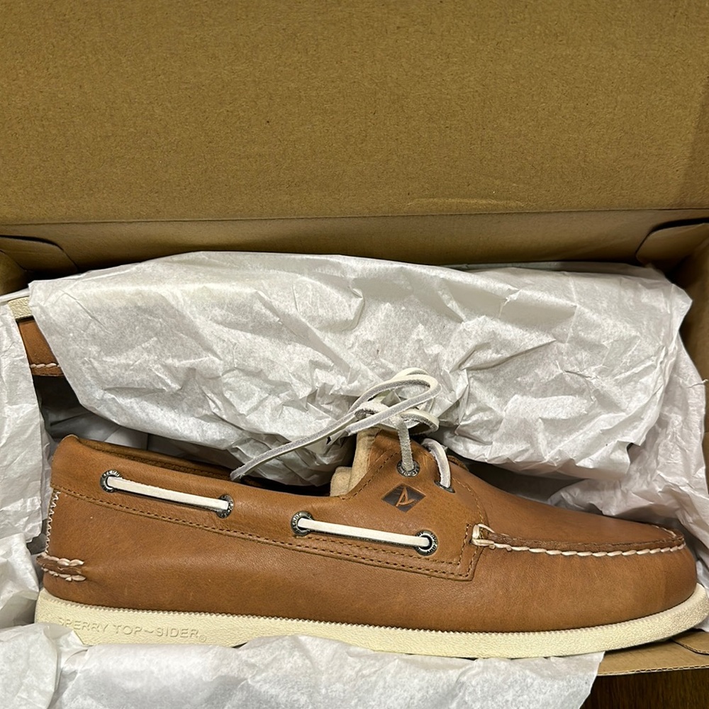 Sperry Boat Shoes size 10M. New in box.